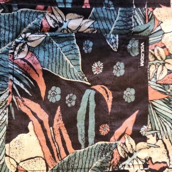 Volcom Hawaiian Shirt Teal Black Tropical Floral Short Sleeve Mens Small NEW - Picture 4 of 14
